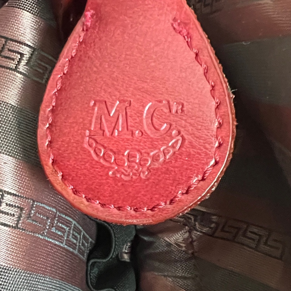 Chic Red Embossed Shoulder Bag - Picture 10 of 11